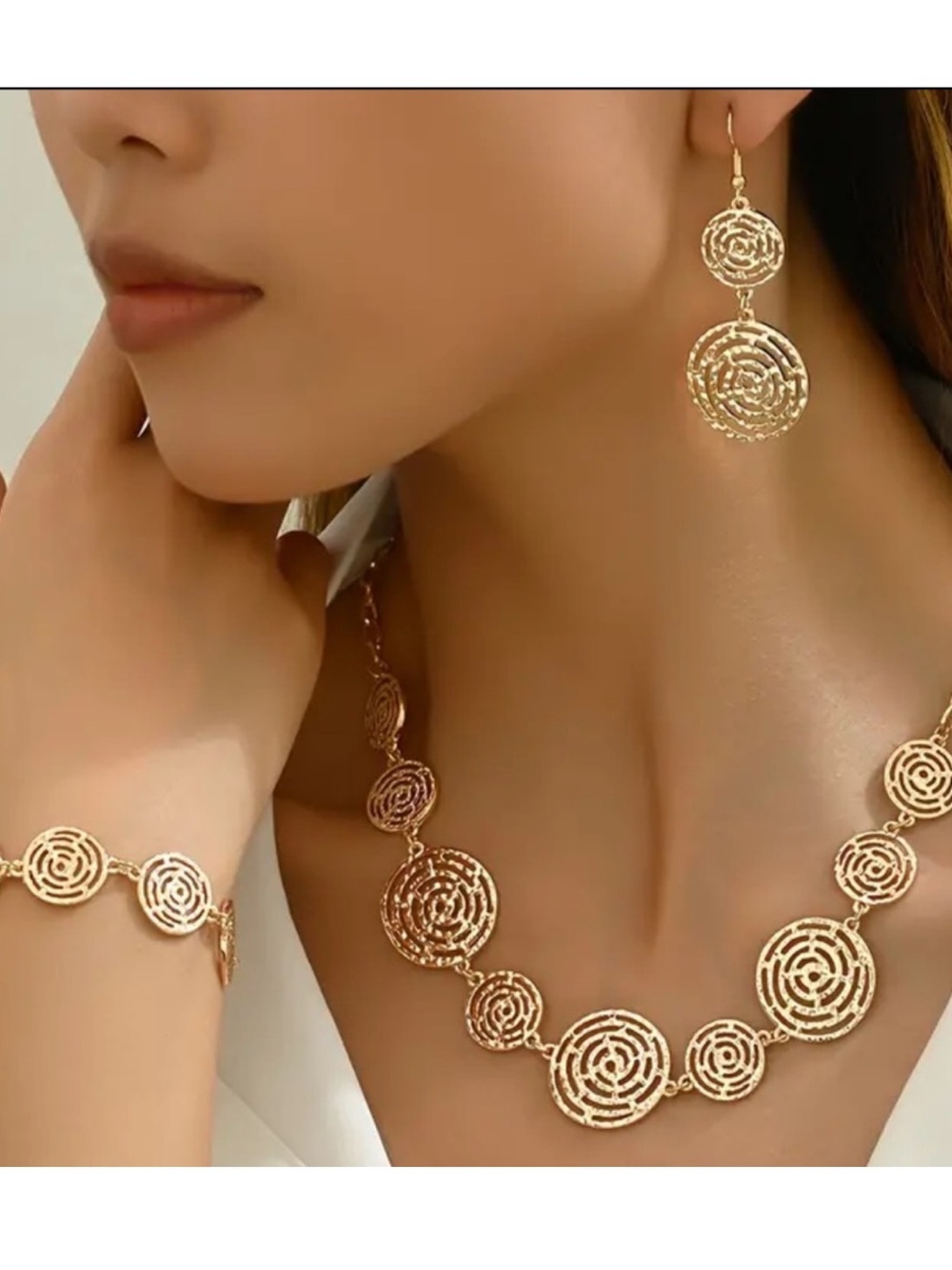 Set earrings, bracelet and choker.